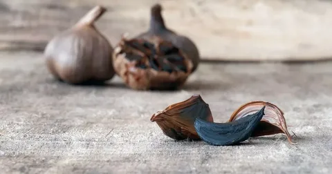 تصویر 1 از سیر سیاه خام با خواص تقویت‌ شده و فرآوری کنترل‌ شده